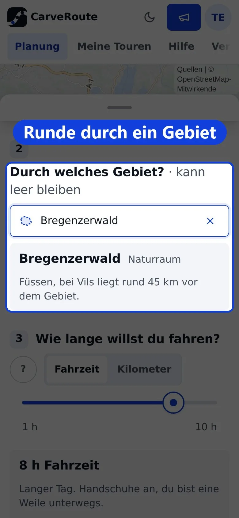 Hervorgehoben: „Runde durch ein Gebiet“. Planung auf dem Handy: als Gebiet ist der Bregenzerwald gewählt, darunter der Hinweis, dass Füssen rund 45 km vor dem Gebiet liegt, und der Regler für die Fahrzeit auf 8 Stunden